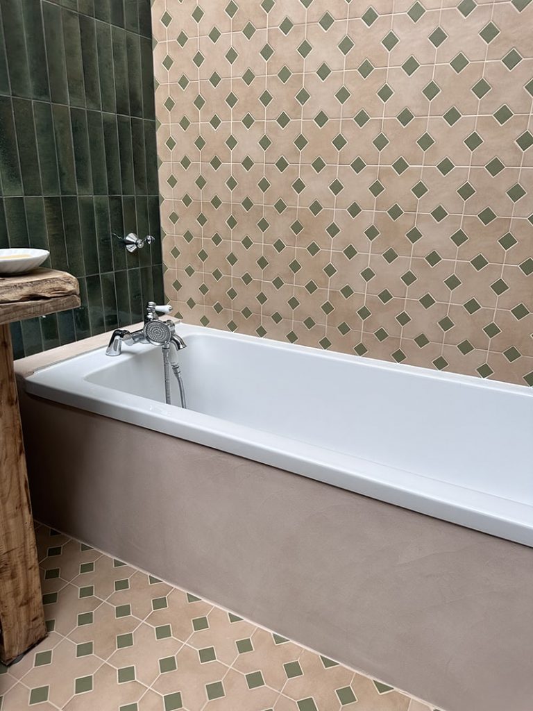 Application de béton ciré sur une baignoire