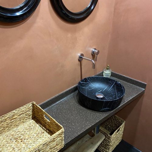 Application de béton ciré dans une salle d'eau