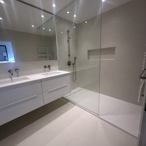 Application de béton ciré dans une salle de bain