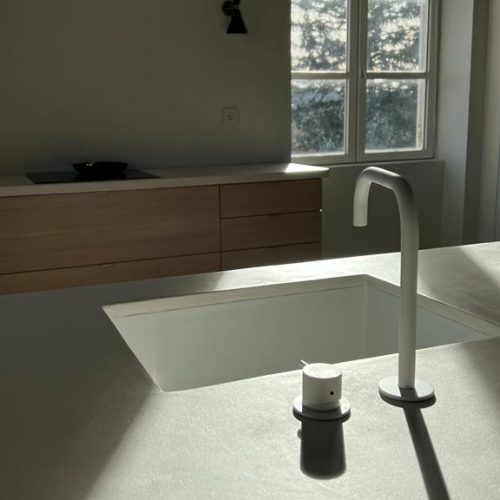 Application de béton ciré dans une cuisine