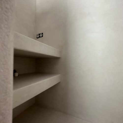 Application de béton ciré sur des étagères